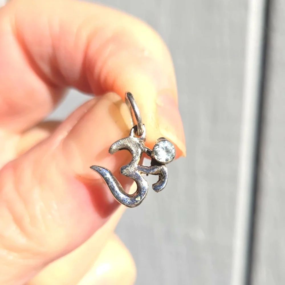 Topaz sterling Ohm symbol pendant - Picture 1 of 6